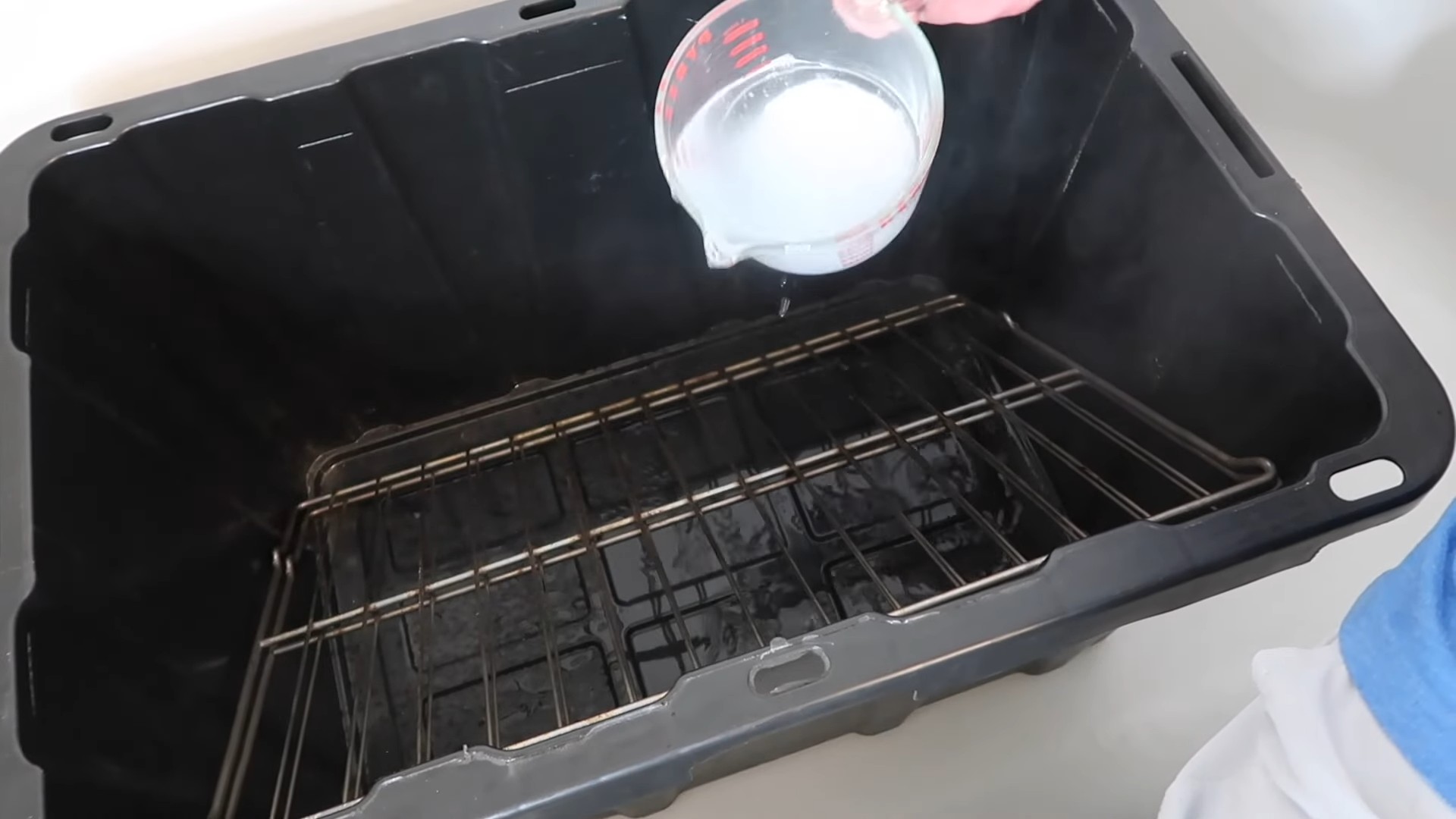 Oven rack cleaning bathtub soak